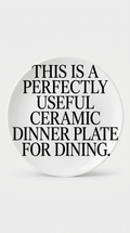Plato de porcelana con diseño tipográfico